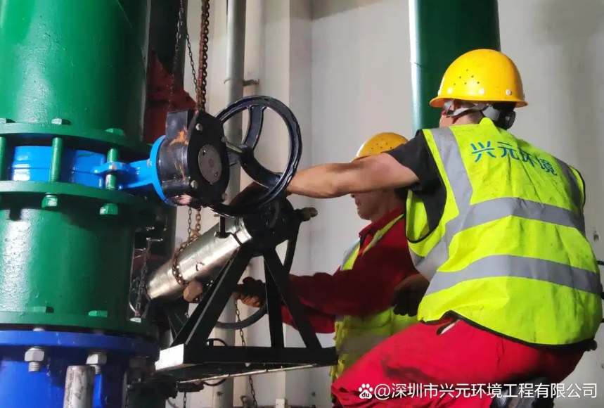 更换阀门与管道施工现场